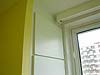 Renovace jádra Koubek - natěračství, malířství detail kuchyně se spížkou a oknem po renovaci žluté výmalby a dveří spížky se sladěnou garnyží do barvy bílé