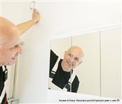 Renovace jádra panelákové koupelny Koubek - Renovace povrchů kopelny a toalety umakartového jádra bez bourání v bílé barvě předává Karel Koubek s úsměvem do zrcadlové toaletní skříňky