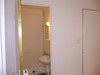 Renovace jádra Koubek - jak se mění umakart, pohled na jádro po renovaci profesionálním nástřikovým obkladem z předsíně s otevřenými dveřmi do koupelny odstín bílý